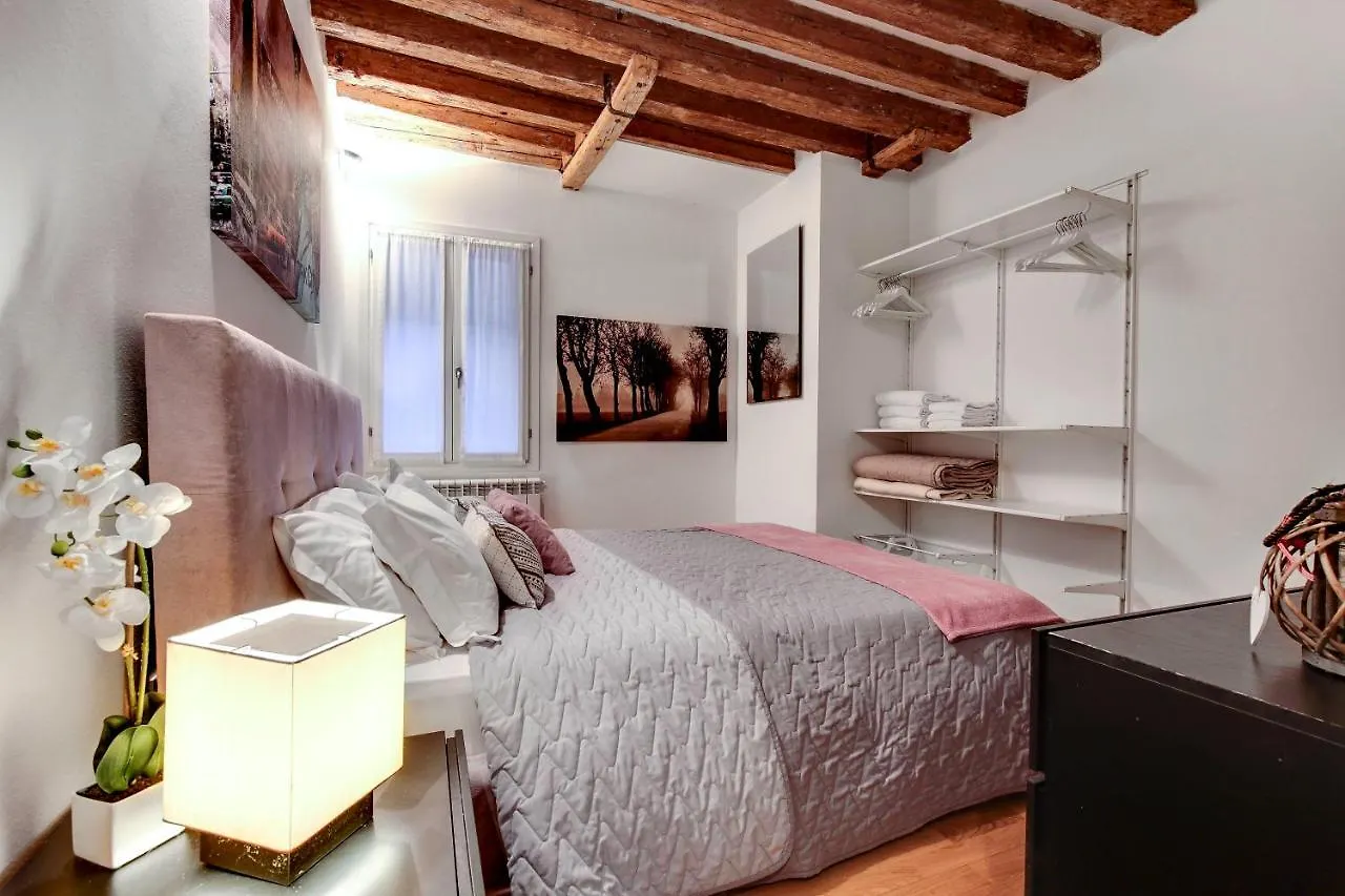 Charming Castello Apartments By Wonderful Italy ヴェネツィア
